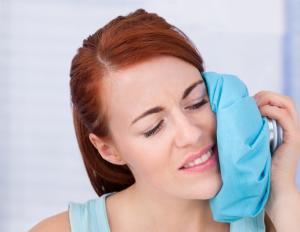 Што да правите кога ве болат непцата по вадење на заб